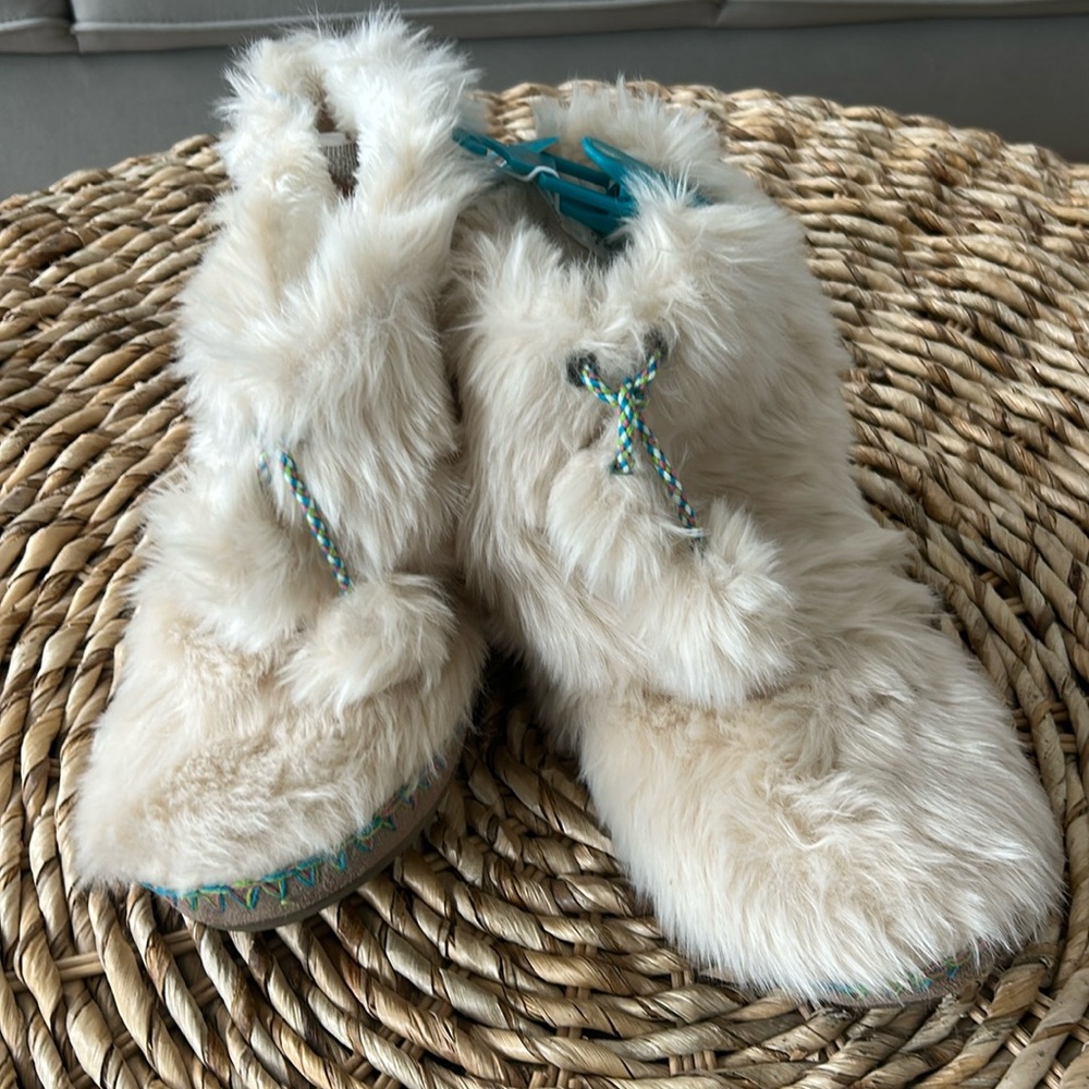 Mad Love women’s size 8 cream,faux fur slippers NEW